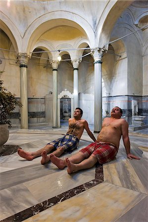 Man and woman in steam bath with towels smiling - Foto de stock -  Masterfile - Royalty Free Premium, Número: 640-02772035