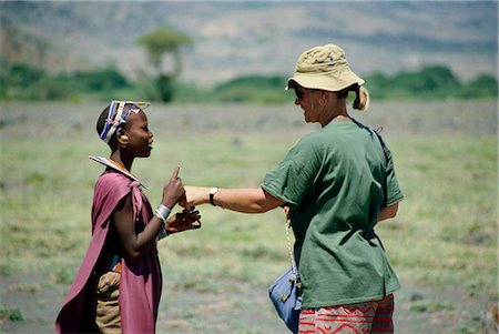 Tourist buying bead jewellery from Masai girl, Monduli Region, Tanzania, East Africa, Africa Foto de stock - Con derechos protegidos, Código: 841-03067316