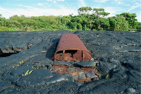 simsearch:841-03067357,k - Schulbus in der Nähe von Kaimu begraben in den 1988 Basalt-Lava fließt, die ein großes Gebiet im Südosten Puna Küste bedeckt und schneiden Autobahn 130, Big Island, Hawaii, Vereinigte Staaten von Amerika, Nordamerika Stockbilder - Lizenzpflichtiges, Bildnummer: 841-03067358