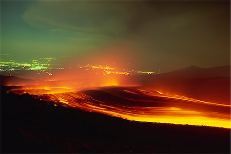 Coulée de lave de la fissure de Monti Calcarazzi sur le flanc sud du Mont Etna, en 2001, menaçant la ville de Nicolosi ci-dessous, Sicile, Italie, Europe Photographie de stock - Rights-Managed, Code: 841-03067381