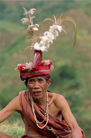 simsearch:841-03062306,k - Portrait d'un vieil homme de la tribu des Ifugao coiffé d'un chapeau tressé décoré de plumes et sculpté des oiseaux à Banaue, Mountain Province, du Nord de Luzon, aux Philippines, Asie du sud-est, Asie Photographie de stock - Rights-Managed, Code: 841-03067431