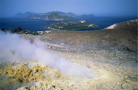 fumarole - Steam issuing from sulphurous fumarole at Gran Craters, Vulcano Island, with islands of Lipari and Salina beyond, Aeolian Islands (Eolian Islands) (Lipari Islands), UNESCO World Heritage Site, Sicily, Italy, Mediterranean, Europe Foto de stock - Con derechos protegidos, Código: 841-03067480