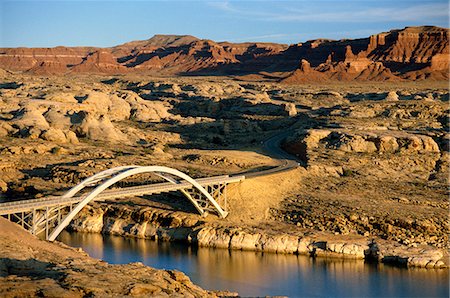 Pont de croisement de Hite où état Highway 95 traverse le fleuve Colorado telle qu'elle se jette dans 180 milles long Lake Powell, Glen Canyon, Utah, États-Unis d'Amérique, Amérique du Nord Photographie de stock - Rights-Managed, Code: 841-03067584