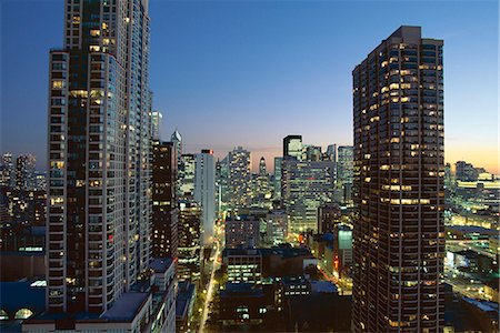 simsearch:841-02715791,k - Looking south down Rush and Wabash Street in the evening, Chicago Place on the left, Near North of downtown area, Chicago, Illinois, United States of America (USA), North America Foto de stock - Con derechos protegidos, Código: 841-03067602