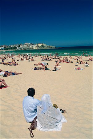 simsearch:841-03067702,k - Muslim couple fully clothed on Bondi Beach, Bondi, Sydney, New South Wales, Australia, Pacific Foto de stock - Direito Controlado, Número: 841-03067696