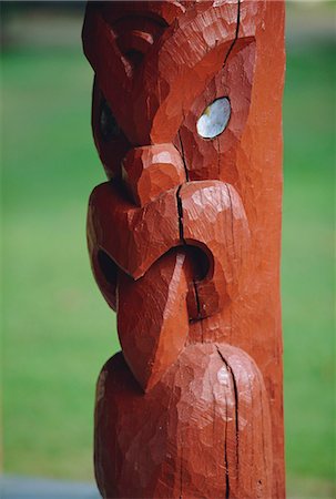 rotorua - Une figure sculptée ou « poupou » dans le village de réplique à l'Institut d'art et l'artisanat Maori dans le Whakarewarewa thermal et culturel, Rotorua, North Island, Nouvelle-Zélande, Pacifique Photographie de stock - Rights-Managed, Code: 841-03067761