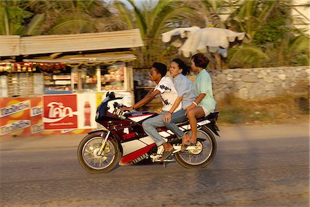 pattaya - Three people riding a Yamaha motorbike at Jomtien Beach, Pattaya, Thailand, Southeast Asia, Asia Foto de stock - Con derechos protegidos, Código: 841-03067796