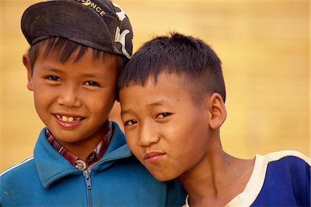 Portrait of two boys of the Akha hill tribe in western dress in the Golden Triangle, Thailand, Southeast Asia, Asia Foto de stock - Direito Controlado, Número: 841-03067820