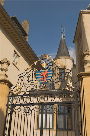 simsearch:841-02722689,k - Wrought iron gate with coat of arms, Royal Palace, Luxembourg, Europe Foto de stock - Con derechos protegidos, Código: 841-03061058