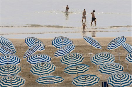 simsearch:841-02714720,k - Umbrellas on the beach, family in the sea, Jesolo, Venetian Lagoon, Veneto, Italy, Europe Foto de stock - Con derechos protegidos, Código: 841-03061052