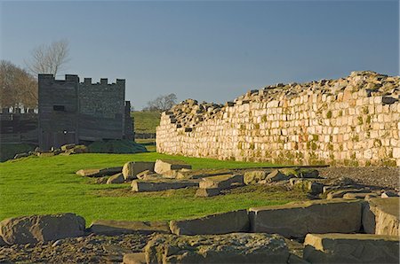 simsearch:841-02918854,k - Mur sud du Roman Fort de Vindolanda, vue de l'ouest à la reconstruction, l'UNESCO World Heritage Site, Northumbria, Angleterre, Royaume-Uni, Europe Photographie de stock - Rights-Managed, Code: 841-03061117