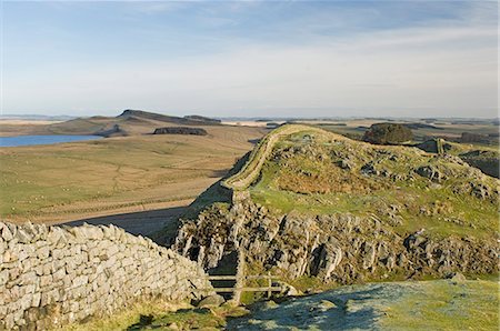 Cuddy's Crag looking east to Sewingshields Crags and Broomlee Lough, Roman Wall, UNESCO World Heritage Site, Northumbria, England, United Kingdom, Europe Foto de stock - Con derechos protegidos, Código: 841-03061126