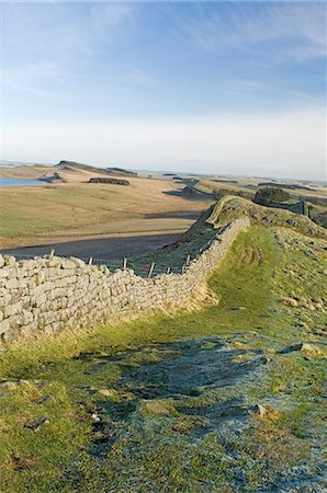 Betrachten Holbank Crags Ergebnis Verlauf der Mauer zu Sewingshields Crag und Broomlee Lough, Roman Wall, UNESCO Weltkulturerbe, Northumbria, England, Vereinigtes Königreich, Europa Ost Stockbilder - Lizenzpflichtiges, Bildnummer: 841-03061127