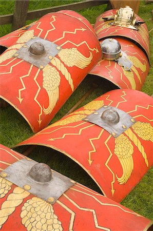 Shields and helmets of the Ermine Street Guard, Birdoswald Roman Fort, Hadrians Wall, Northumbria, England, United Kingdom, Europe Foto de stock - Con derechos protegidos, Código: 841-03061214