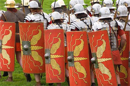 Soldats romains de l'Ermine Street Guard sur le détail de mars, armures et bouclier, Birdoswald Fort romain, mur d'Hadrien, Northumbria, Angleterre, Royaume-Uni, Europe Photographie de stock - Rights-Managed, Code: 841-03061217