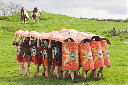 Ermine Street Guard advancing with protective shields, cavalry in attendance, Birdoswald Roman Fort, Hadrians Wall, Northumbria, England, United Kingdom, Europe Foto de stock - Con derechos protegidos, Código: 841-03061210