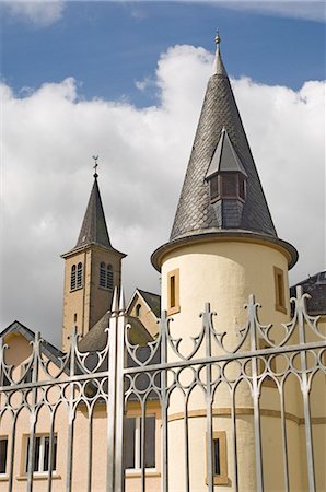 A gate tower at the Schloss, on the wine trail at Schengen, Moselle, Luxembourg, Europe Foto de stock - Con derechos protegidos, Código: 841-03061245