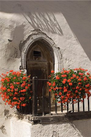 simsearch:841-02831832,k - Doorway with trailing geraniums, Abbey di Monte Maria, near Burgusio, Reschen Pass, Western Dolomites, Italy, Europe Foto de stock - Direito Controlado, Número: 841-03061265