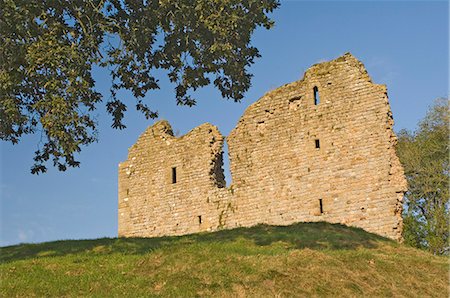 simsearch:841-02916400,k - Thirlwall Castle, dating from the 14th century, built close to Hadrians Wall with stone taken from the wall, Northumbria, England, United Kingdom, Europe Foto de stock - Con derechos protegidos, Código: 841-03061359