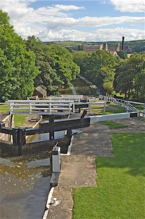 simsearch:841-06034296,k - Blick von der Spitze der Leiter fünf Sperre am Leeds Liverpool Kanal, darunter eine Mühle in Bingley, Yorkshire, England, Vereinigtes Königreich, Europa Stockbilder - Lizenzpflichtiges, Bildnummer: 841-03061366