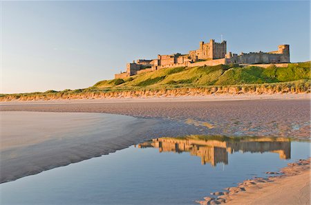 Morning light on the beach at Bamburgh Castle, Northumberland, England, United Kingdom, Europe Foto de stock - Con derechos protegidos, Código: 841-03061381