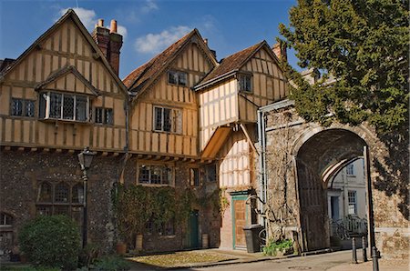 A city gate with timbered infilled gabled building, Winchester, Hampshire, England, United Kingdom, Europe Fotografie stock - Rights-Managed, Codice: 841-03061409