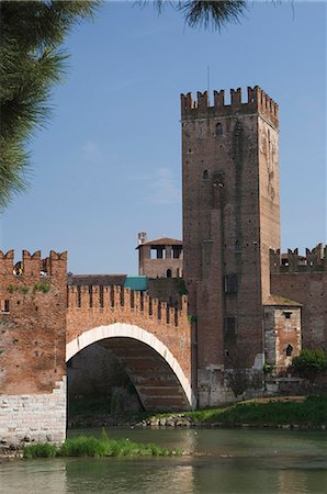 scaliger bridge - Ponte Scaligero and Tower, River Adige, Verona, UNESCO World Heritage Site, Veneto, Italy, Europe Foto de stock - Direito Controlado, Número: 841-03061434