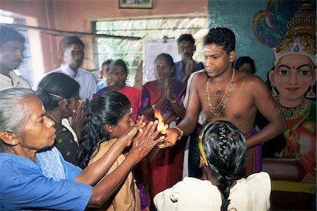 simsearch:841-07083320,k - Hindus worshipping inside temple, Sri Lanka, Asia Stock Photo - Rights-Managed, Code: 841-03061820