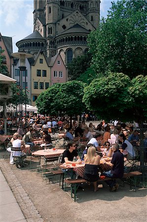 simsearch:841-03066514,k - People sitting at an outdoors restaurant near St. Martin church which rises above the Fish Market in the old town, Cologne, North Rhine Westphalia, Germany, Europe Foto de stock - Con derechos protegidos, Código: 841-03061869