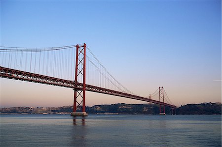 Ponte 25 de Abril over the River Tagus, Lisbon, Portugal, Europe Foto de stock - Con derechos protegidos, Código: 841-03062048