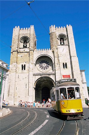 simsearch:841-03677100,k - Electrico (electric tram) in front of the Se Cathedral, Lisbon, Portugal, Europe Foto de stock - Con derechos protegidos, Código: 841-03062043