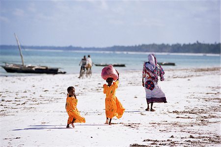 simsearch:841-03061703,k - Jeunes filles et leur mère marchant le long de la plage, Zanzibar, Tanzanie, Afrique de l'est, Afrique Photographie de stock - Rights-Managed, Code: 841-03062091