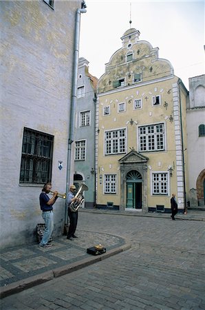 Street musicians play by the Three Brothers, Riga's oldest houses, Riga, Latvia, Baltic States, Europe Foto de stock - Con derechos protegidos, Código: 841-03062129