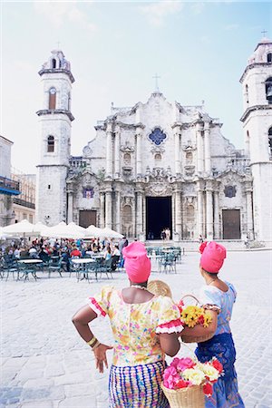 simsearch:841-02712110,k - Deux femmes en costume traditionnel de San Cristobal cathédrale, la Havane, Cuba, Antilles, l'Amérique centrale en regardant Photographie de stock - Rights-Managed, Code: 841-03062277