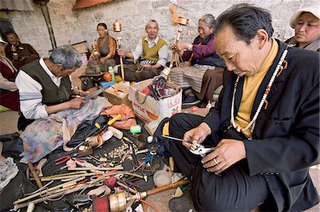 Travaux d'entretien courant des moulins à prières sur un toit du monastère, Lhassa, Tibet, Chine, Asie Photographie de stock - Rights-Managed, Code: 841-03062305