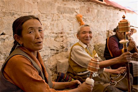 simsearch:841-02705942,k - Tourner les moulins à prières sous un dais de garder le soleil, sur un toit du monastère dans le Bharkor, Lhassa, Tibet, Chine Asie Photographie de stock - Rights-Managed, Code: 841-03062307