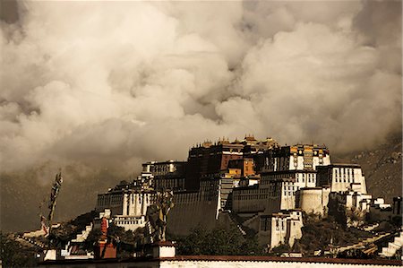 simsearch:841-03062306,k - Image prise en 2006 et en partie aux tons, nuages spectaculaires bâtiment derrière le palais du Potala, patrimoine mondial UNESCO, Lhassa, Tibet, Chine, Asie Photographie de stock - Rights-Managed, Code: 841-03062309