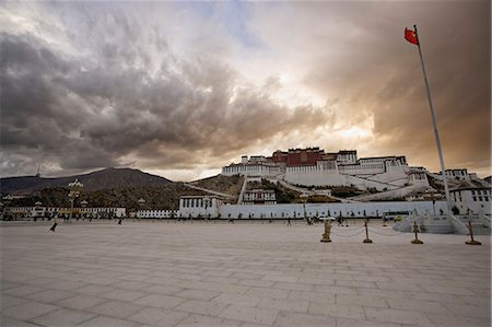 simsearch:841-02718681,k - Le drapeau rouge de la Chine vole sur place Potala sur un après-midi orageux devant le palais du Potala, patrimoine mondial UNESCO, Lhassa, Tibet, Chine, Asie Photographie de stock - Rights-Managed, Code: 841-03062317