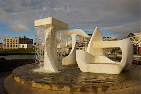 simsearch:841-05846233,k - Sculpture with water fall on the edge of Frank Kitts Park, Wellington, North Island, New Zealand, Pacific Foto de stock - Direito Controlado, Número: 841-03062332