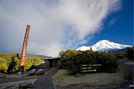 Centre d'accueil de Dawson Falls avec totem Maori, au-dessous du volcan Mont Egmont ou de Taranaki, Egmont National Park Taranaki, North Island, Nouvelle-Zélande, Pacifique Photographie de stock - Rights-Managed, Code: 841-03062365