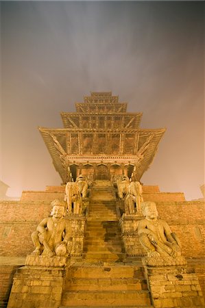 simsearch:841-03062614,k - The Nyatapola temple, highest in the valley, with its five storey pagoda roof, at dawn, built in 1702, dedicated to the Hindu goddess Siddhi Lakshmi, Taumadhi Tole square, Bhaktapur, Kathmandu valley, Nepal, Asia Foto de stock - Con derechos protegidos, Código: 841-03062398