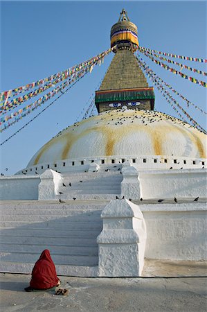 simsearch:841-03065097,k - Moine en prière méditative devant les yeux de Bouddha de Boudha, le stupa bouddhiste tibétain à la Bodhnath, patrimoine mondial UNESCO, Katmandou, Népal, Asie Photographie de stock - Rights-Managed, Code: 841-03062408