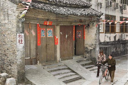 simsearch:841-03066729,k - Femmes chinoises marchant dans la rue, Xingping, Province de Guangxi, Chine, Asie Photographie de stock - Rights-Managed, Code: 841-03062451