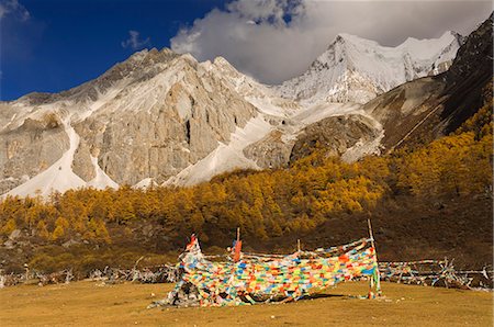 Drapeaux de prière et de la montagne de Xiaruoduojio, réserve naturelle de Yading, Province du Sichuan, Chine, Asie Photographie de stock - Rights-Managed, Code: 841-03062717