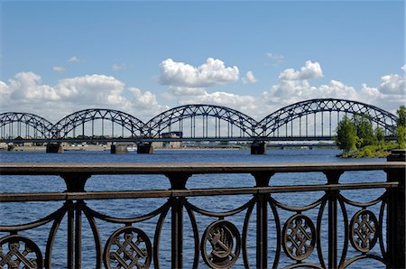 simsearch:841-03062882,k - Chemin de fer pont au-dessus de la rivière Daugava, Riga, Lettonie, pays baltes, Europe Photographie de stock - Rights-Managed, Code: 841-03062889