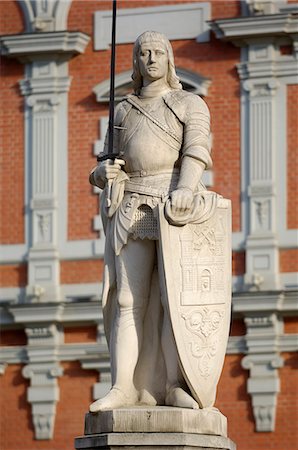 plaza del ayuntamiento - Statue of Roland in front of the House of the Blackheads, melngalvju nams, Town Hall Square, Ratslaukums, Riga, Latvia, Baltic States, Europe Foto de stock - Con derechos protegidos, Código: 841-03062899