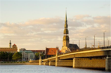 Church of St. Peter and the Old Town at dusk from across the river Daugava, Riga, Latvia, Baltic States, Europe Foto de stock - Con derechos protegidos, Código: 841-03062909