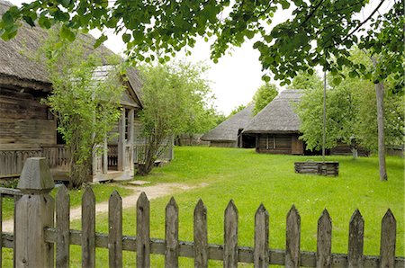 Traditional Lithuanian farmsteads from the Aukstaitija region, Lithuanian Open Air Museum, Rumsiskes, near Kaunas, Lithuania, Baltic States, Europe Foto de stock - Direito Controlado, Número: 841-03062994