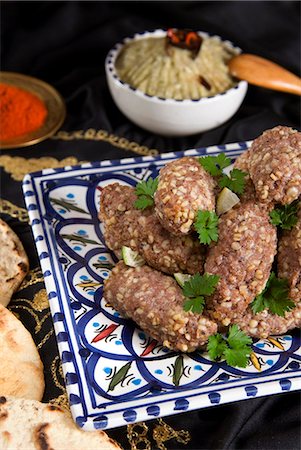 Arabian food, kibbeh, frites de boulettes de viande de mouton avec burgul, Moyen-Orient Photographie de stock - Rights-Managed, Code: 841-03063398