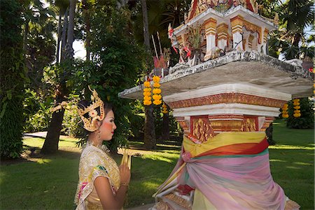 simsearch:841-02721008,k - Girl in traditional Thai clothes praying at a spirit house, Phuket, Thailand, Southeast Asia, Asia Foto de stock - Con derechos protegidos, Código: 841-03063410